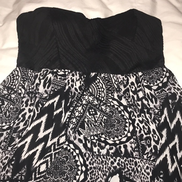 Beautiful flows dress with a strapou back - Picture 2 of 3